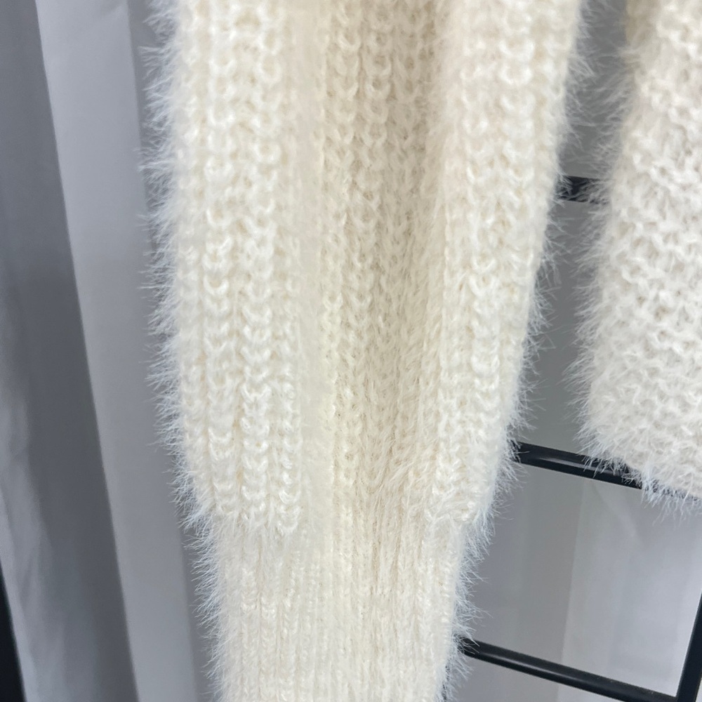 NWT No Boundaries Cream V-Neck Sweater with Pearl Accents - Picture 4 of 10